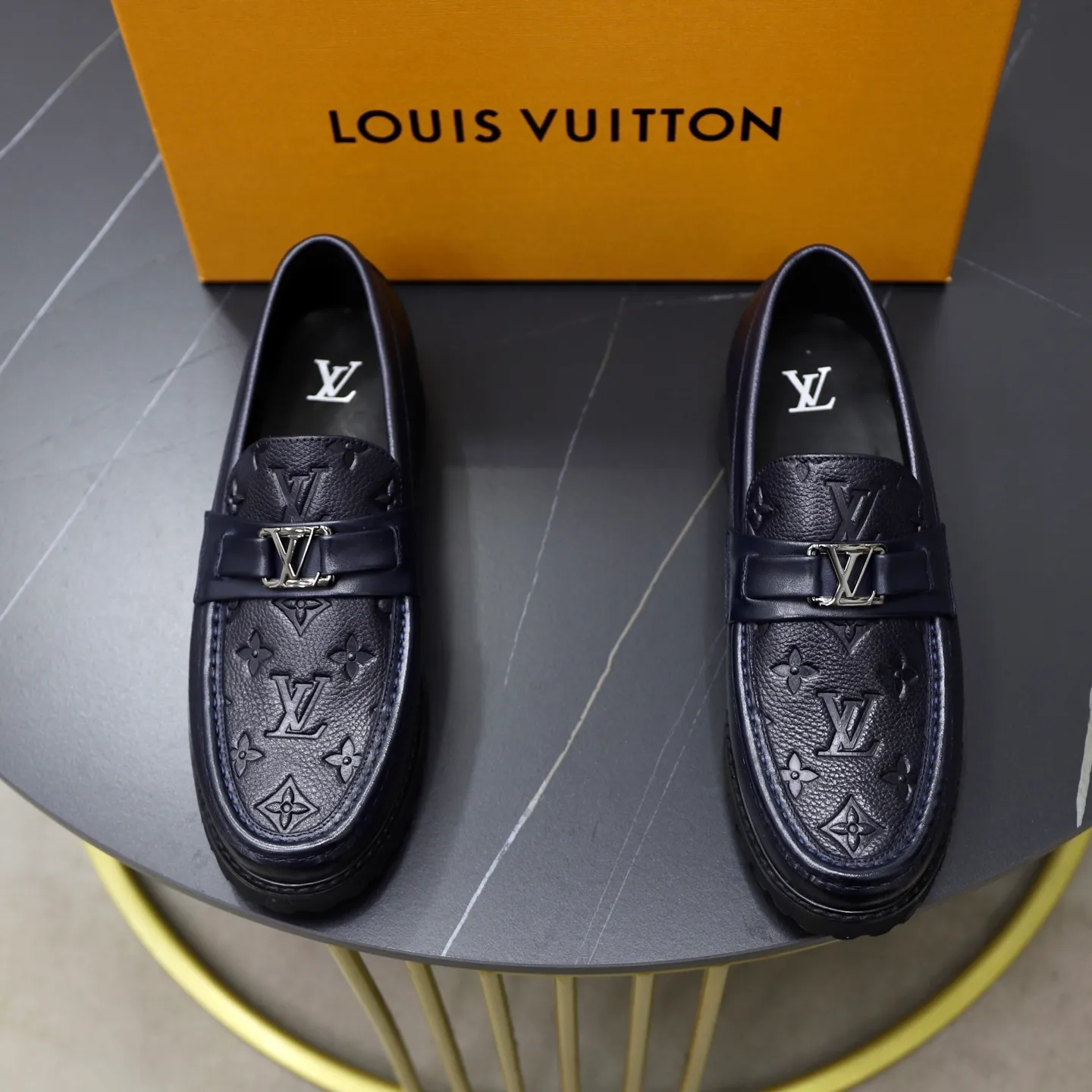 Men's men's shoes💰600💰Louis Vuitton LV men's classic Oxford shoes, men's business formal boutique leather shoes, classic style, almond kernel exquisite toe, ultimate art, the whole shoe is made of imported cow leather (open edge beads), carefully selected, fine pores, excellent gloss, soft texture, strong toughness, durable and not easy to deform, apricot calf leather lining, soft, comfortable, sweat-absorbent and breathable. Foam outsole, original box and dust bag packaging! Size: 38–44 (45/46 customized)